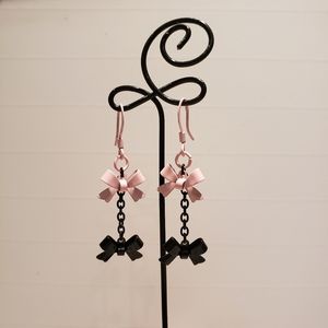 Pretty in pink & black bow earrings.